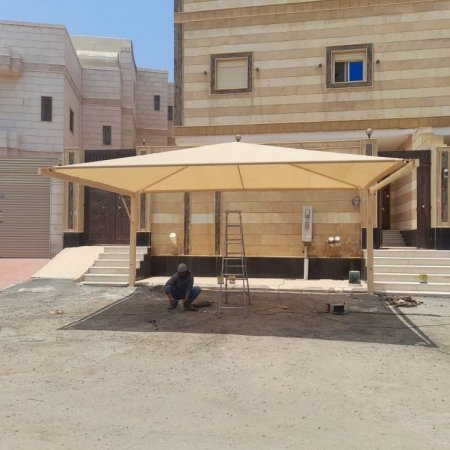محل لتركيب مظلات السيارات بجميع أشكالها بالمدينة